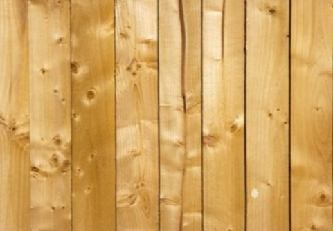 Koka dēļu siena ar dabīgu koka tekstūru.