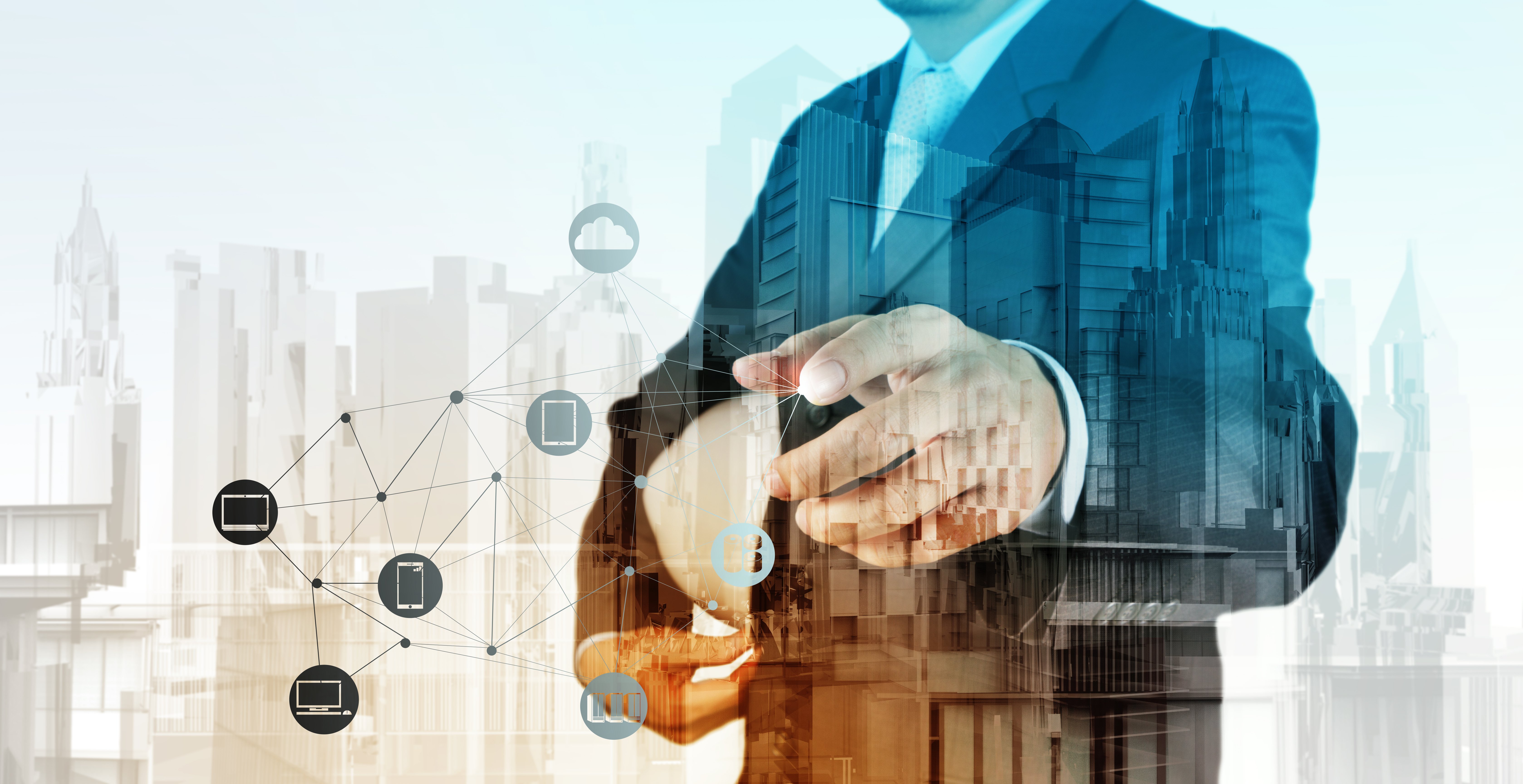 Biznesa cilvēks uzvalkā, pieskaroties virtuālai ikonai ar tehnoloģiju un pilsētas panorāmas fonu.