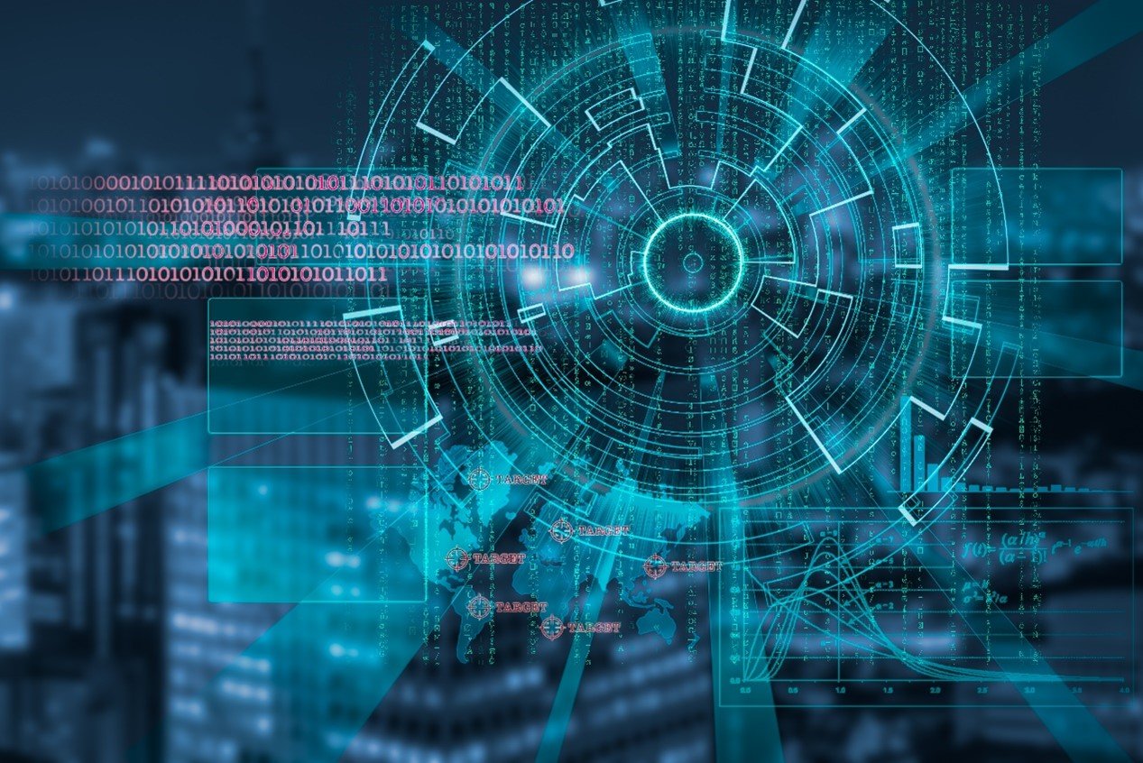 Digitālas tehnoloģijas ilustrācija ar datu kodu, grafiskiem elementiem un pasaules kartes attēlu uz mūsdienīgas pilsētas fona.