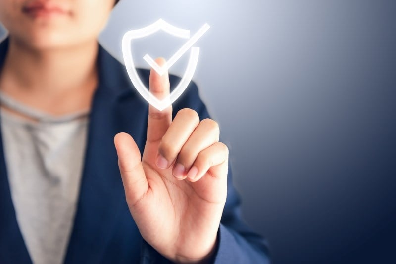 En kvinna pekar på en illusterad diplomsymbol med checkbock.