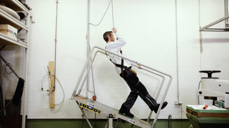 Kiwa employee testing a floor covering in a specialized facility