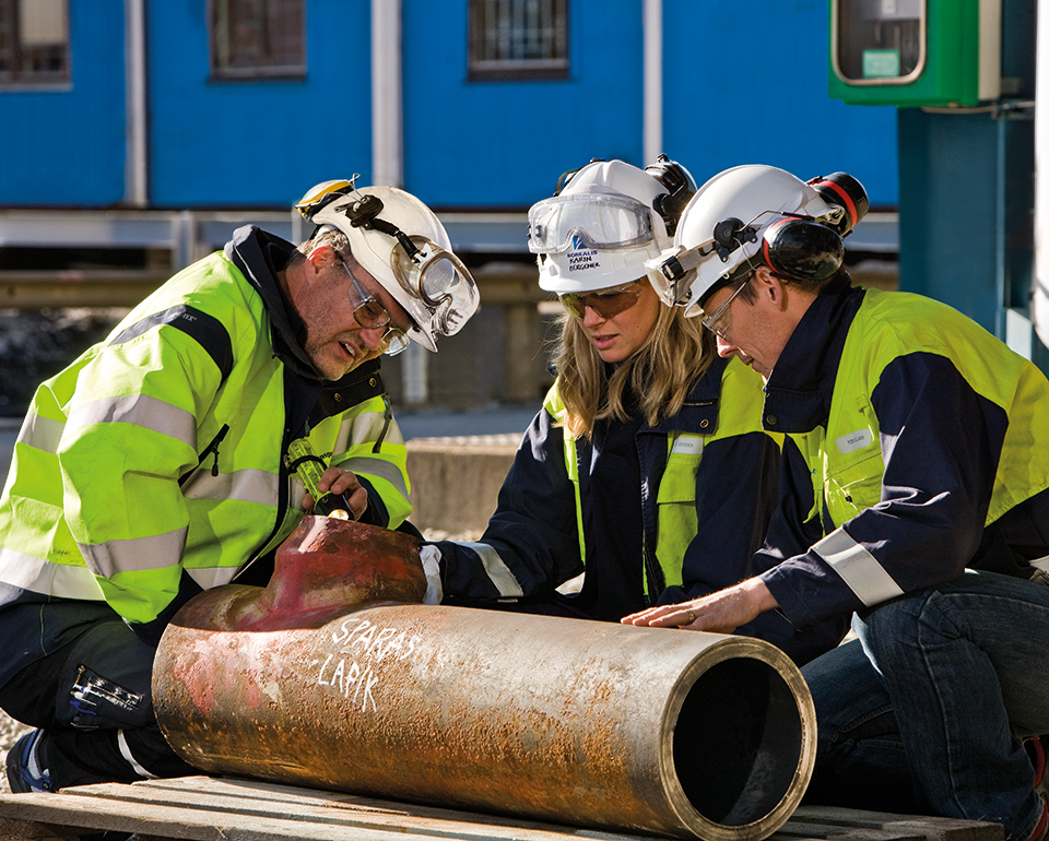 Kiwa eksperdid kontrollivad torul keevisõmbluseid