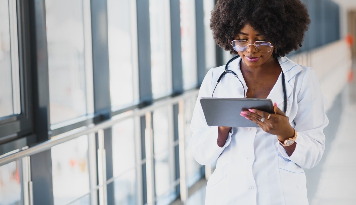 Doktor met tablet in haar handen