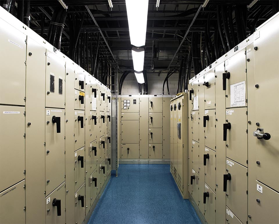 Elanläggning, elcentral som fyller ett stort rum.