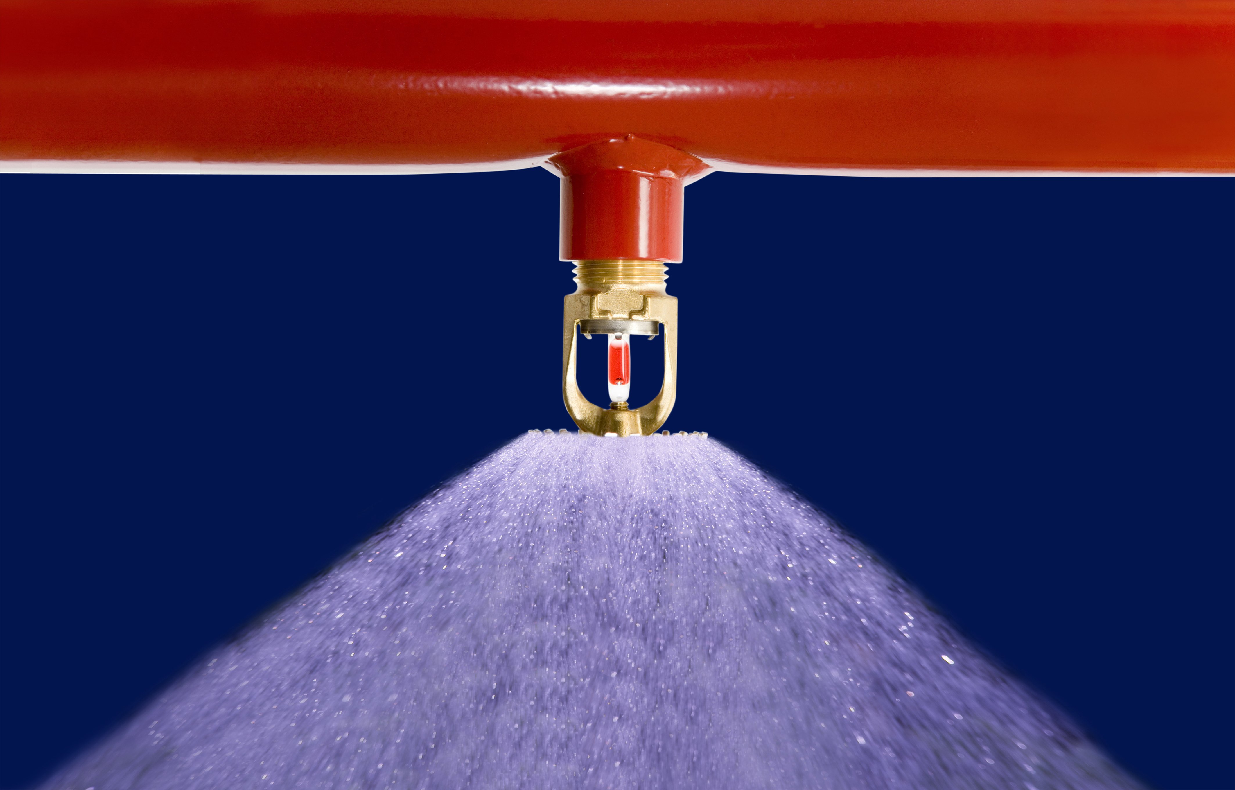 Närbild på en sprinkler som sprutar vatten.