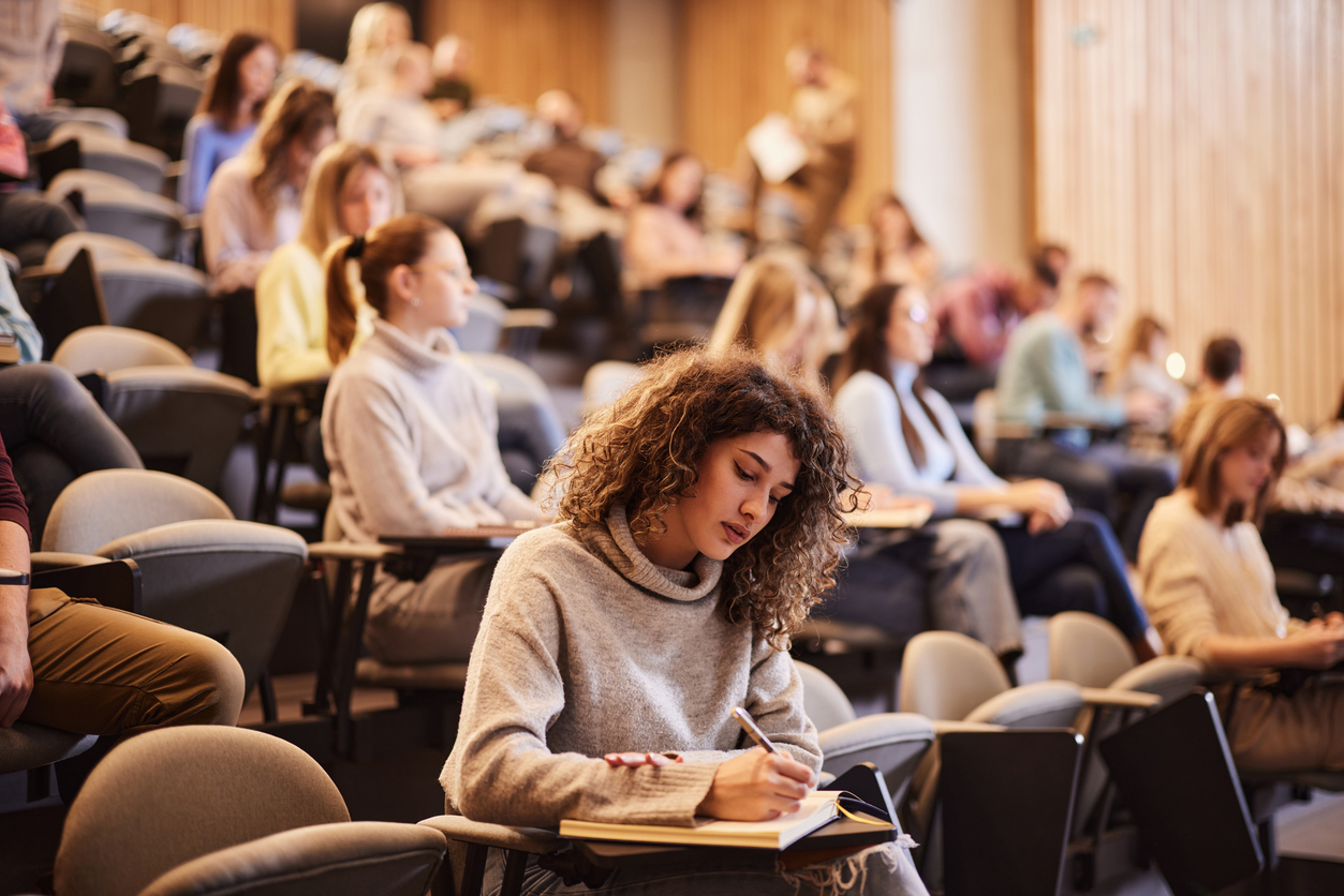 Classroom full of students in a universityh lecture
