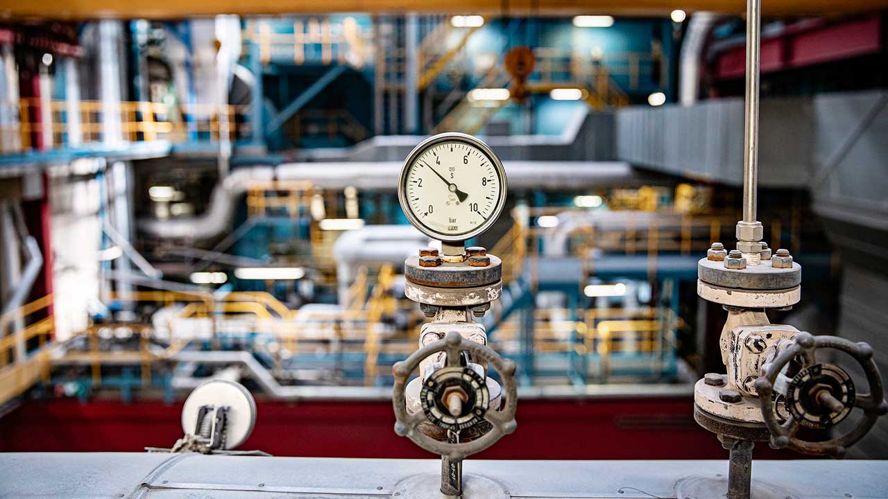 Tryckkärlsmätare och rörledningar på en industri.